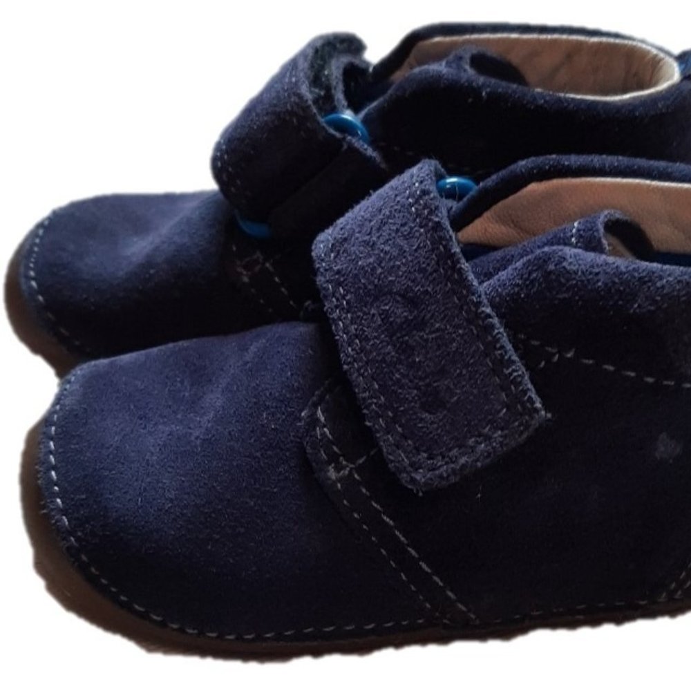 Clarks flexible sole shoes size 5  in navy